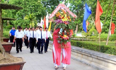 Dâng hương tại quê hương Chủ tịch Hồ Chí Minh Đoàn đại biểu tỉnh Nghệ An dâng hoa dâng hương lên anh linh Chủ tịch Hồ Chí Minh. Ảnh: Tá Chuyên – TTXVN