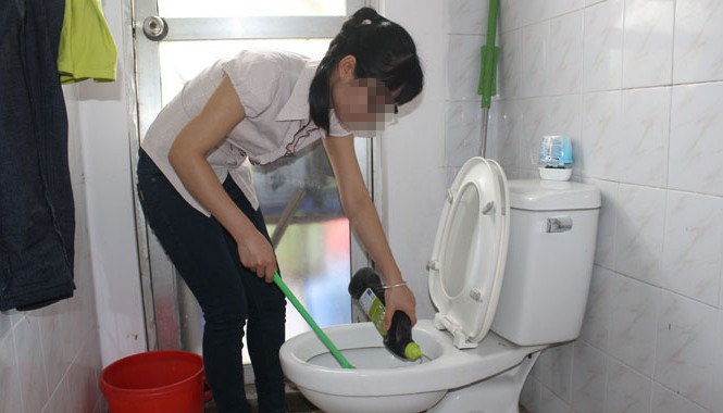 Sinh viên làm 'ô sin', nhiều cạm bẫy Nhiều sinh viên làm thêm giúp việc gia đình đã phải chịu không ít những “trái đắng” khi gặp phải những ông chủ “dê” lợi dụng (Ảnh minh họa). Ảnh: Q.L.