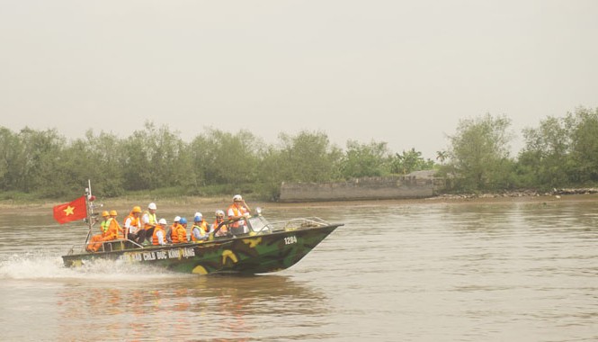 Kiều bào tại Đức tặng xuồng cho bộ đội Trường Sa Các kiều bào tham gia buổi chạy thử xuồng Trường Sa CQ-01. Ảnh: Phương Hiếu.