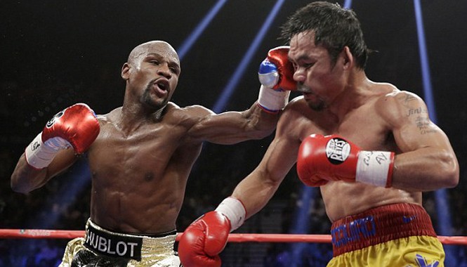 Messi, Ronaldo 'hít khói' Mayweather về kiếm tiền Chỉ với 12 hiệp đấu ngày 2/5, Mayweather (trái) trở thành VĐV hưởng lương cao nhất thế giới năm 2015. Ảnh: AP.