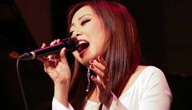 Mang nhạc kịch Broadway về Việt Nam Bích Vân trên sân khấu Broadway.