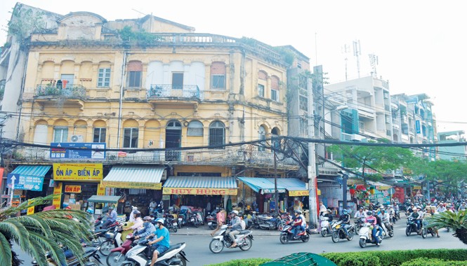 Sắp mất phố cổ Sài Gòn Một khu nhà cổ tại vòng xoay Chợ Lớn, kế bên là những ngôi nhà kiểu mới. Ảnh: Ngô Bình.