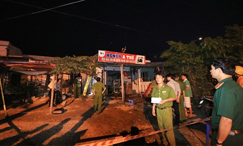 Hàng trăm ngôi nhà bị phóng điện, một người tử vong Công an quận Liên Chiểu phong tỏa hiện trường những nhà bị hư hại nặng sau vụ chập điện để điều tra vụ việc. Ảnh: Vnexpress