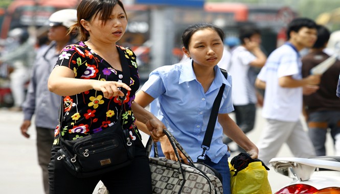Một kỳ thi công bằng, giảm áp lực Xã hội tin tưởng vào một kỳ thi công bằng, nhẹ nhàng, không áp lực, căng thẳng như trước đây (ảnh hai mẹ con vất vả ra bến xe để đi thi đại học năm 2014). Ảnh: Hồng Vĩnh.