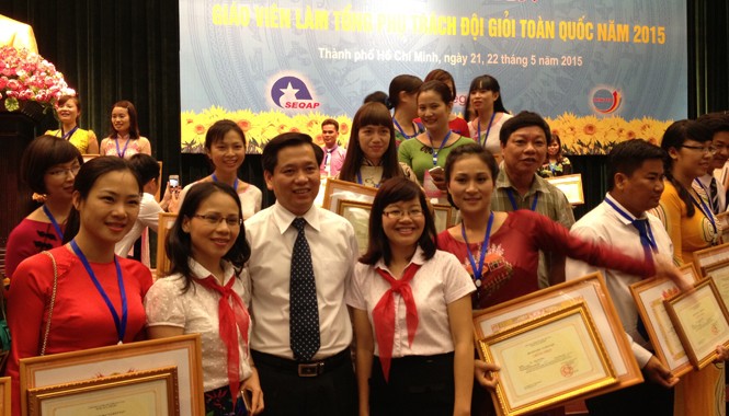 Liên hoan Tổng phụ trách Đội giỏi toàn quốc Bí thư T.Ư Đoàn Nguyễn Long Hải tặng bằng khen cho các giáo viên Tổng phụ trách Đội giỏi toàn quốc.