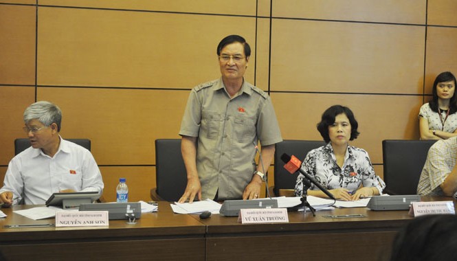 Giám sát “chủ yếu nghe báo cáo” Đại biểu Vũ Xuân Trường (Nam Định): Giám sát hiện nay rất hình thức, chủ yếu là chuyển báo cáo của địa phương thành báo cáo giám sát. Ảnh: Văn Kiên.