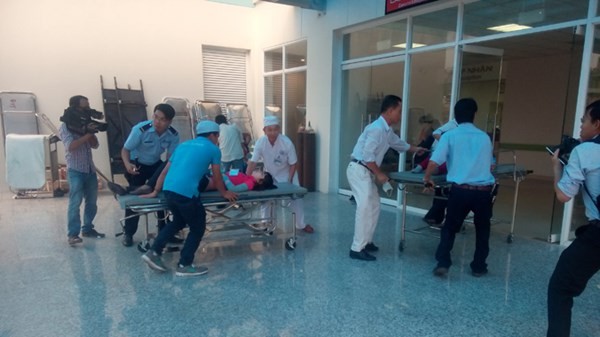 Rò rỉ khí ga, 60 công nhân nhập viện Công nhân được đưa đến bệnh viện cấp cứu.