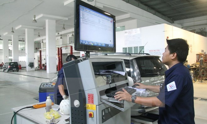 Áp dụng thủ tục đăng kiểm trực tuyến để giảm tiêu cực Đăng kiểm viên kiểm tra thông số kỹ thuật xe ôtô qua hệ thống máy tính.