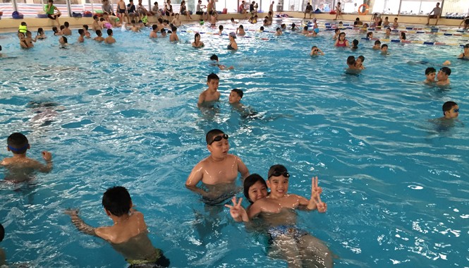 Hà Nội: Bể bơi ngộp thở, quán ăn vắng vì nắng nóng Bể bơi Tăng Bạt Hổ, Hà Nội (lúc 16h ngày 27/5). Ảnh: Hồng Vĩnh.