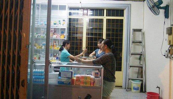 Bát nháo nhà thuốc GPP Nhà thuốc Phạm Tuyền hoạt động khi chưa có giấy phép, chưa bảng hiệu. Ảnh do bạn đọc cung cấp.