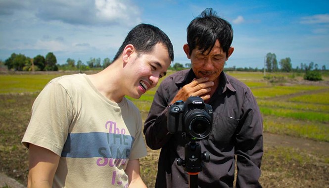 Nông dân làm phim về chính mình Đạo diễn Trịnh Đình Lê Minh (trái) đang hướng dẫn cho bác Mười Thành quay phim.