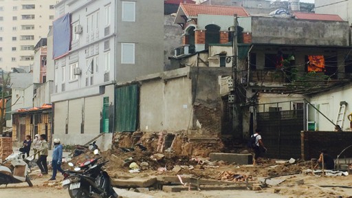 Nhà siêu mỏng, siêu méo tại Hà Nội: Cũ chưa dẹp xong, mới đã xuất hiện Nhà siêu mỏng, siêu méo xuất hiện trên phố mới mở (Ảnh chụp phố Nguyễn Văn Huyên).
