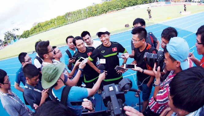 HLV Miura đi 'ngắm' U23 Malaysia HLV Miura (giữa) xác định U23 Malaysia là đối thủ chính cạnh tranh 1 trong 2 vé vào bán kết với U23 Việt Nam.
