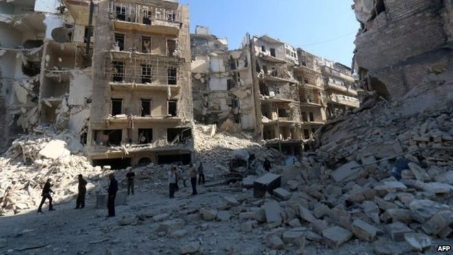 Syria: Bị tấn công bằng bom thùng, 71 người chết Khung cảnh đổ nát ở thành phố Aleppo của Syria.