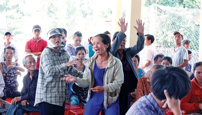 Tăng mức đền bù lên gấp 6 lần, dân vẫn bức xúc Người dân phản ứng dữ dội trước mức giá đền bù được đơn vị thi công công khai Anh: Thanh Trần.