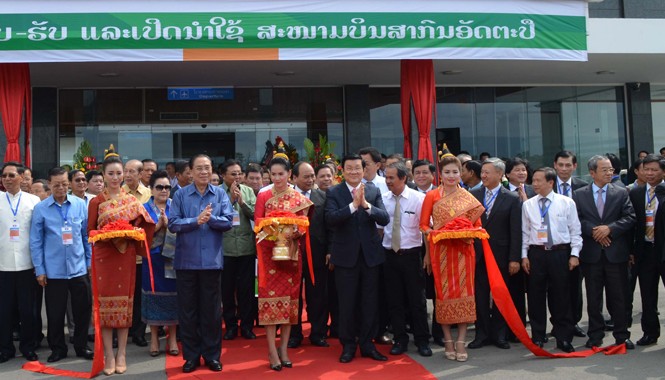 Chủ tịch nước Trương Tấn Sang dự khánh thành sân bay quốc tế Át-ta-pư, Lào Lễ cắt băng khánh thành sân bay quốc tế Át-ta-pư. Ảnh: TTXVN.