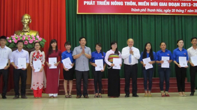 Trao quyết định cho trí thức trẻ tình nguyện Trao quyết định cho các đội viên tại lễ bế giảng khóa học. Ảnh: Hoàng Lam.