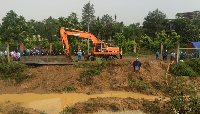 Vỡ ống nước sông Đà lần thứ 11: Cuống cuồng khắc phục Hiện trường vỡ đường ống nước sạch sông Đà lần thứ 11. Ảnh: Tú Anh.