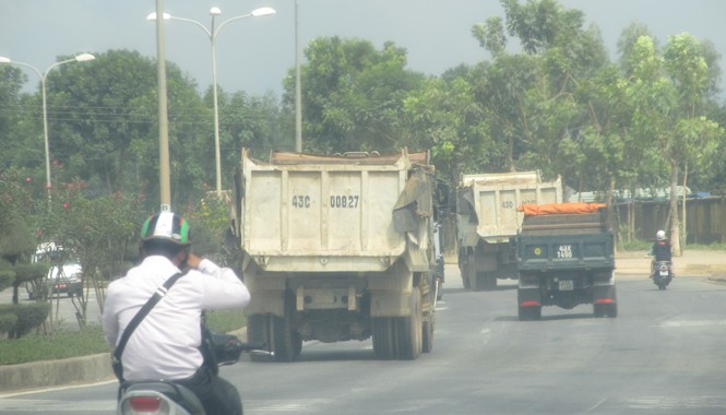 Bất lực trước xe ben tung hoành Lưu thông qua QL14B là một cực hình.