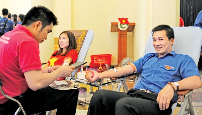 Giọt máu hồng nhân lên sự sống Anh Vũ Minh Lý, Giám đốc Trung tâm Tình nguyện Quốc gia hiến máu tại Ngày hội. Ảnh: Xuân Tùng.