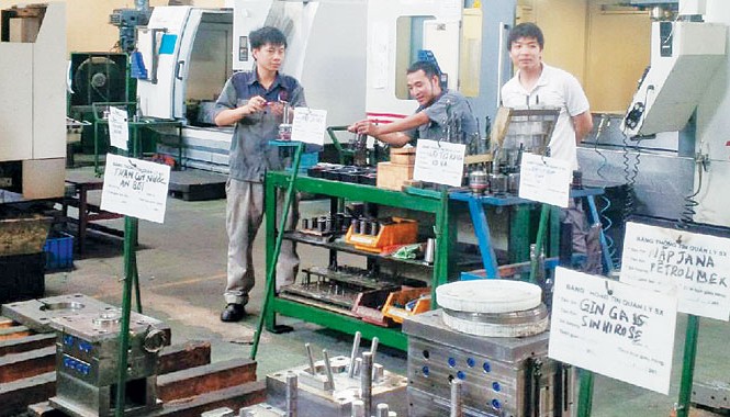 Nhà khoa học làm chủ doanh nghiệp Nhà xưởng và các máy móc cơ khí hiện đại tại Cty Folin. Ảnh : Việt Hùng.