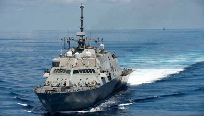 Mỹ thách thức Trung Quốc ở biển Đông Tàu tác chiến ven bờ USS Fort Worth bị chiến hạm Trung Quốc bám theo khi tuần tra ở biển Đông hồi tháng 5/2015.