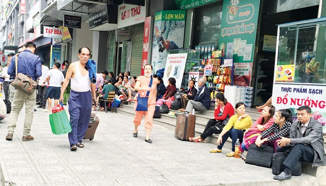 Liên tiếp cháy chung cư ở Hà Nội: Nhà giá rẻ, tiền nào của nấy? Người dân phải tá túc tạm bợ ở sảnh các tòa nhà hoặc đi tìm nơi sơ tán khỏi chung cư Xa La sáng qua. Ảnh: Anh Trọng.