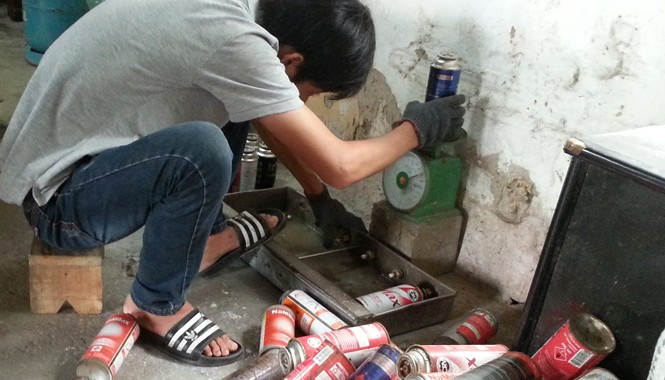 Thâm nhập lò sang chiết gas lậu Quy trình sang chiết gas lậu. Ảnh: PV.