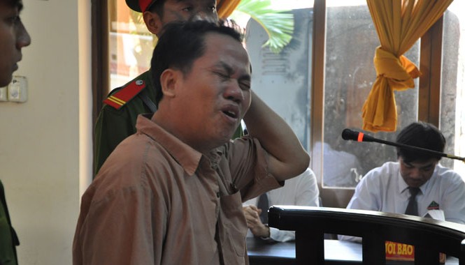Nguyên Trưởng phòng nông nghiệp Tân Hiệp thoát tội tham ô Bị cáo Tuyền khóc như mưa tại tòa khi tòa chưa tuyên án.