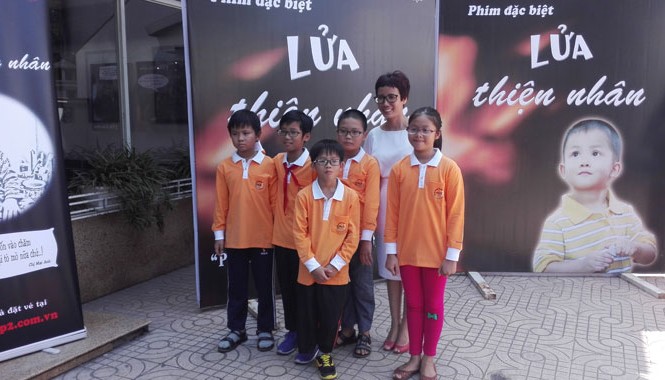 'Lửa Thiện Nhân', một câu chuyện tử tế Thiện Nhân (phía trước) tại buổi công chiếu ở Hà Nội. Ảnh: T.Toan.