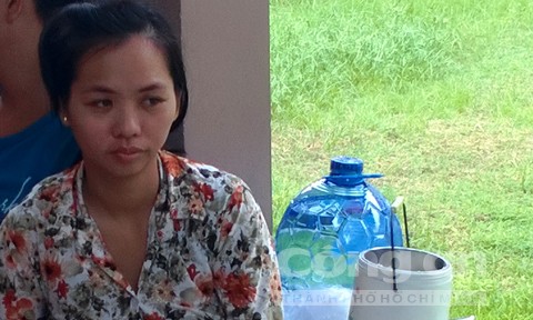 Bé 13 tháng tuổi hôn mê tại điểm giữ trẻ Chị Oanh tại Bệnh viện Nhi đồng 2 đang kể lại sự việc xảy ra với con trai 13 tháng tuổi của chị ở điểm giữ trẻ Kiều Ngân (TP Cần Thơ). Ảnh: Báo CA TP.HCM