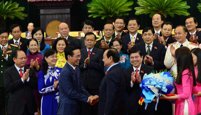 TPHCM: Tập trung giải quyết ngập nước, kẹt xe Đồng chí Lê Thanh Hải chúc mừng 4 Phó Bí thư Thành ủy cùng Ban Chấp hành Đảng bộ TPHCM nhiệm kỳ 2015-2020. Ảnh: TTXVN.