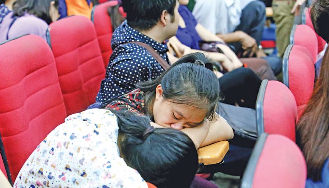 Kỳ thi THPT quốc gia 2016: Giảm còn 3 ngày Thí sinh mệt mỏi chờ xem điểm để nộp hồ sơ vào ĐH Kinh tế Quốc dân Hà Nội. Ảnh: Ngọc Châu.