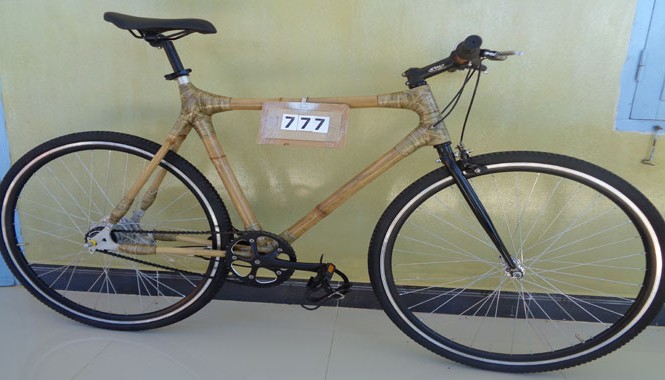 Làm khung xe đạp từ tre Khung xe đạp làm bằng tre được sản xuất từ dự án phát triển cộng đồng Hàm Thuận Nam.