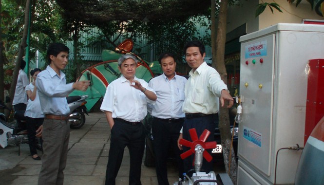 Công nghệ chữa cháy 'xịn' vì sao không được sử dụng? Bộ trưởng Bộ KH&CN Nguyễn Quân (thứ hai từ trái sang) đánh giá cao phát minh của kỹ sư Phan Đình Phương (ngoài cùng bên phải).