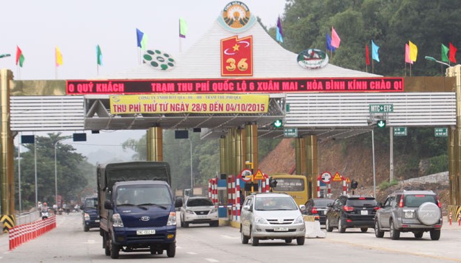 Dân ùn ùn quây, phản đối trạm thu phí Người dân tại trạm thu phí QL6 cho rằng, chỉ đi có vài trăm mét nhưng phải trả mức phí cao nhất 180.000 đồng/lượt cho cả đường dự án là không công bằng.