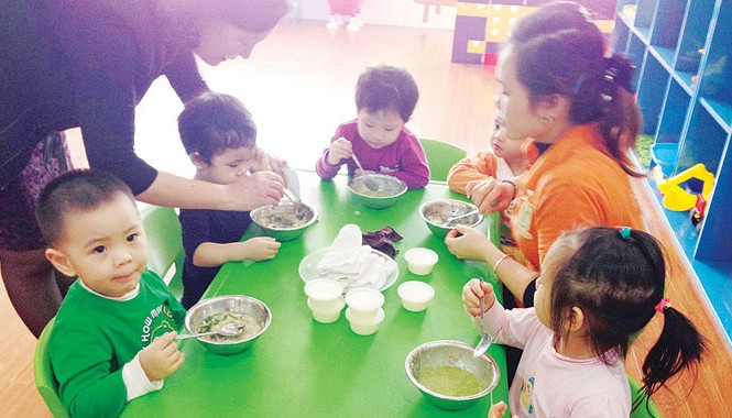 Khó kiểm soát nguồn gốc thực phẩm của nhiều bếp ăn trường học An toàn vệ sinh thực phẩm - nỗi lo của nhiều phụ huynh.