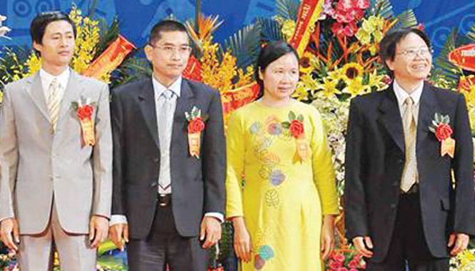 Giáo sư trẻ nhất và nỗ lực vượt khó GS Nguyễn Văn Hiếu (thứ 3 từ phải sang) trong lễ trao giấy chứng nhận và quyết định phong tặng chức danh GS, PGS sáng qua.