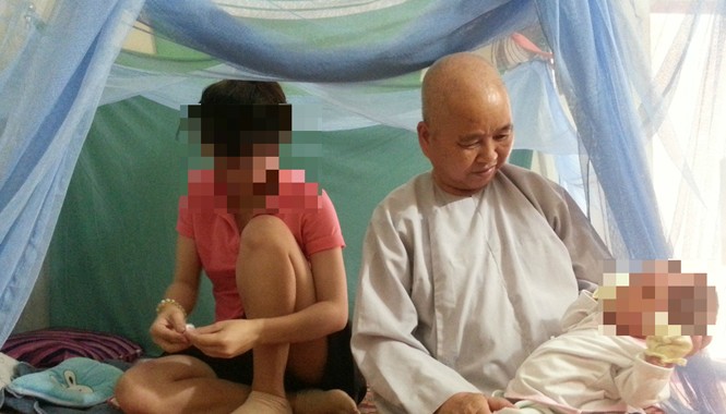 Sinh viên 'quý tộc', họ là ai? - Bài cuối: Khi cuộc chơi đã tàn Bà mẹ trẻ tá túc ở chùa Diệu Pháp để sinh con.