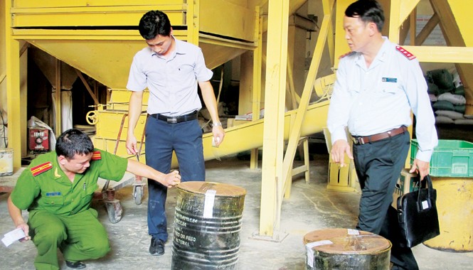 Thêm nhiều Cty trộn 'độc dược' vào thức ăn chăn nuôi Lực lượng liên ngành bắt quả tang, xử lý, niêm phong với các lô hàng vi phạm chất cấm của Cty Trường Phú. Ảnh: Nam Khánh.