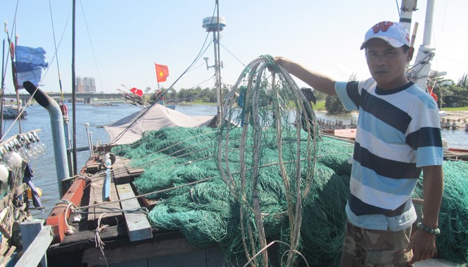 Tàu cá Trung Quốc lại phá lưới ngư dân Việt Anh Đào Ngọc Đức chỉ những tấm lưới bị phá nát. Ảnh: Nam Cường.