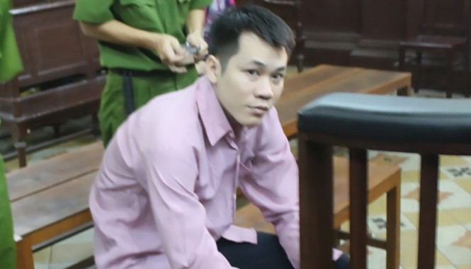 Gọi điện từ biệt bố mẹ trước khi ra tay sát hại vợ, con Sát hại vợ, con và tự sát bất thành, nay bị cáo Lê Công Tín bị tuyên án 15 năm tù.