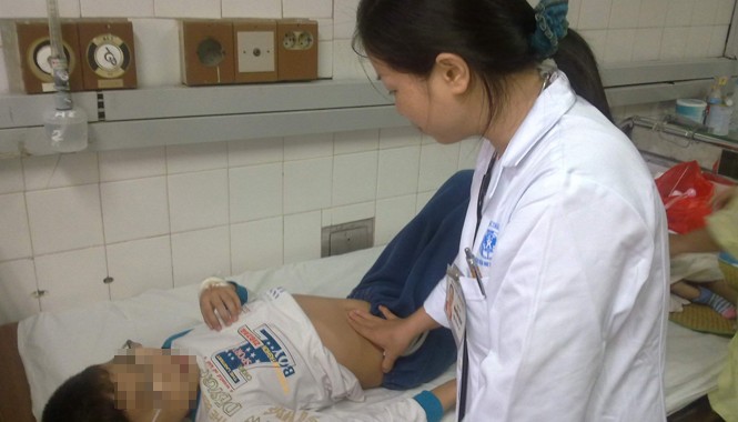 Cảnh báo trẻ đau dạ dày do học nhiều, ăn vội Bác sĩ khám cho bệnh nhi bị viêm loét dạ dày. Ảnh: T.Hà.