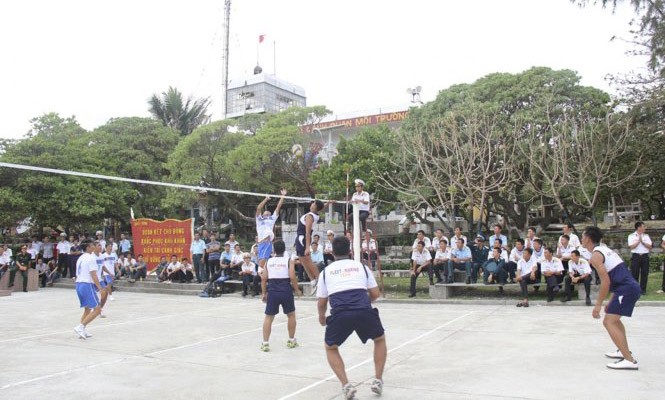 Hải quân Việt Nam, Philippines sẽ thực hiện các hoạt động chung Binh sĩ hải quân Việt Nam và Philippines giao lưu thể thao trên đảo Song Tử Tây ngày 8-6-2014 - Ảnh: Reuters