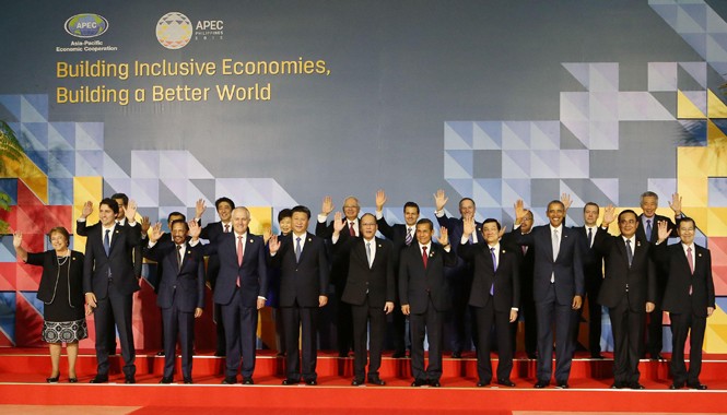 APEC quyết tâm thúc đẩy tăng trưởng bền vững Chủ tịch nước Trương Tấn Sang chụp ảnh chung với lãnh đạo các nền kinh tế APEC tại Lễ khai mạc. Ảnh: TTXVN.