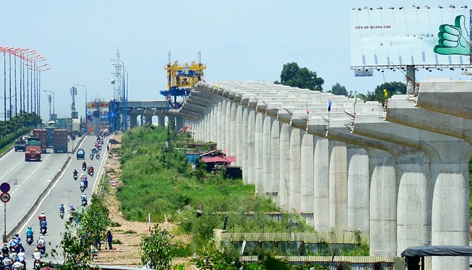 Trợ giá cho metro, ngân sách có kham nổi? Đường sắt trên cao đang thi công chạy song song cùng Xa lộ Hà Nội đoạn từ cầu Sài Gòn (Q2) đễn Dĩ An (Bình Dương). Ảnh: Lê Quân.