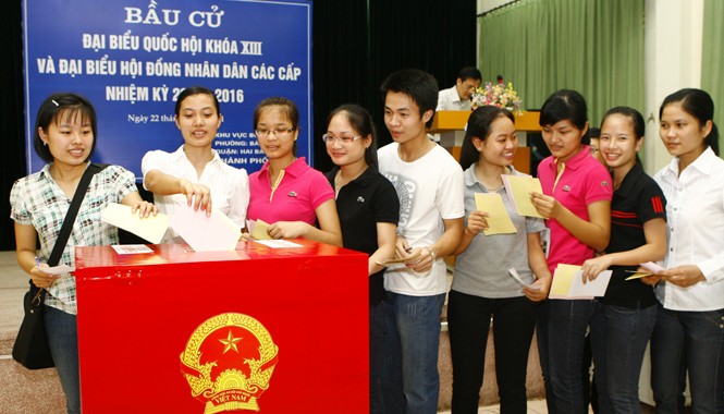 Bầu ĐBQH, HĐND: Phải có số dư để ngăn ngừa “quân xanh, quân đỏ” Cử tri tham gia bầu cử Quốc hội khóa XIII và HĐND nhiệm kỳ 2011 - 2016 tại Hà Nội. Ảnh: Hồng Vĩnh.