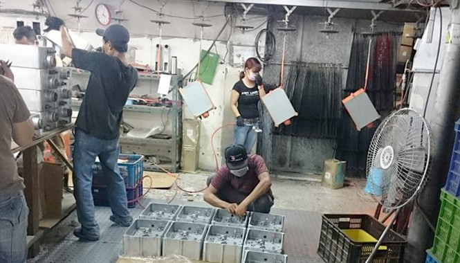 Bộ LĐ-TB&XH nói gì việc lao động ào ạt bỏ trốn? Lao động Việt Nam làm việc trong một xưởng cơ khí tại Đài Loan.