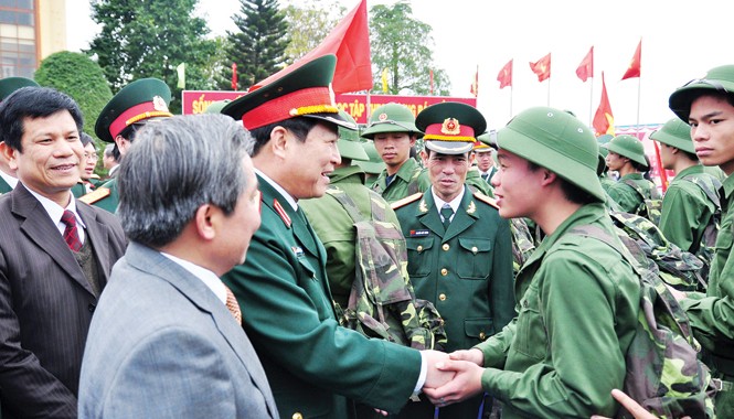 Lập thân, lập nghiệp nhờ quân ngũ Đại tướng Ngô Xuân Lịch, Chủ nhiệm Tổng cục Chính trị QĐND Việt Nam và lãnh đạo địa phương động viên thanh niên Quân khu 3 lên đường tòng quân.