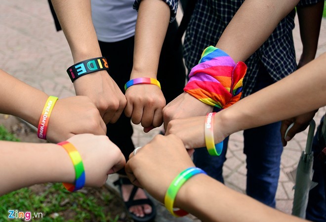 Không để quyền chuyển giới bị “treo” Cộng đồng LGBT (viết tắt của các từ tiếng Anh gồm Lesbian (đồng tính luyến ái nữ), Gay (đồng tính luyến ái nam), Bisexual (song tính luyến ái nam hoặc nữ), Transsexual/Transgender (hoán tính/người chuyển giới). Ảnh: Zing